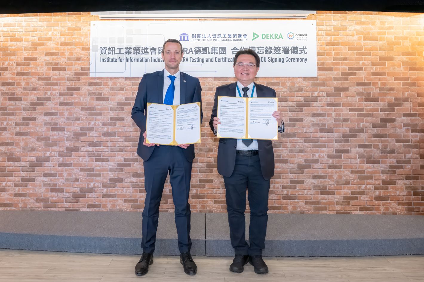 資策會副執行長蕭博仁(右)與DEKRA德凱網路安全全球總監Rubén Lirio (左)代表雙方於今（20）日簽署戰略合作備忘錄