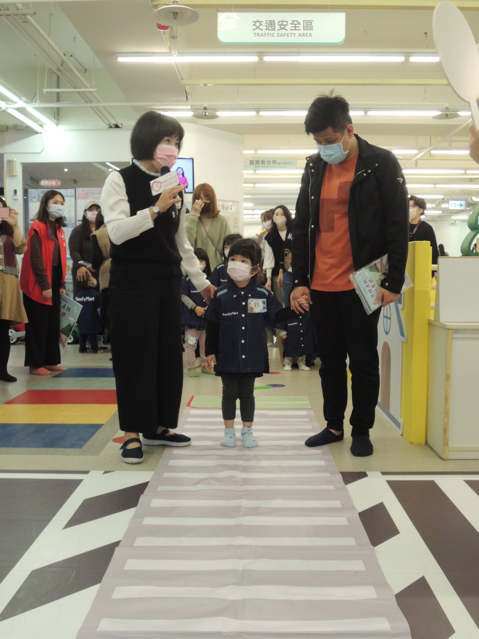林月琴執行長說明如何安全通過路口 林月琴執行長說明如何安全通過路口