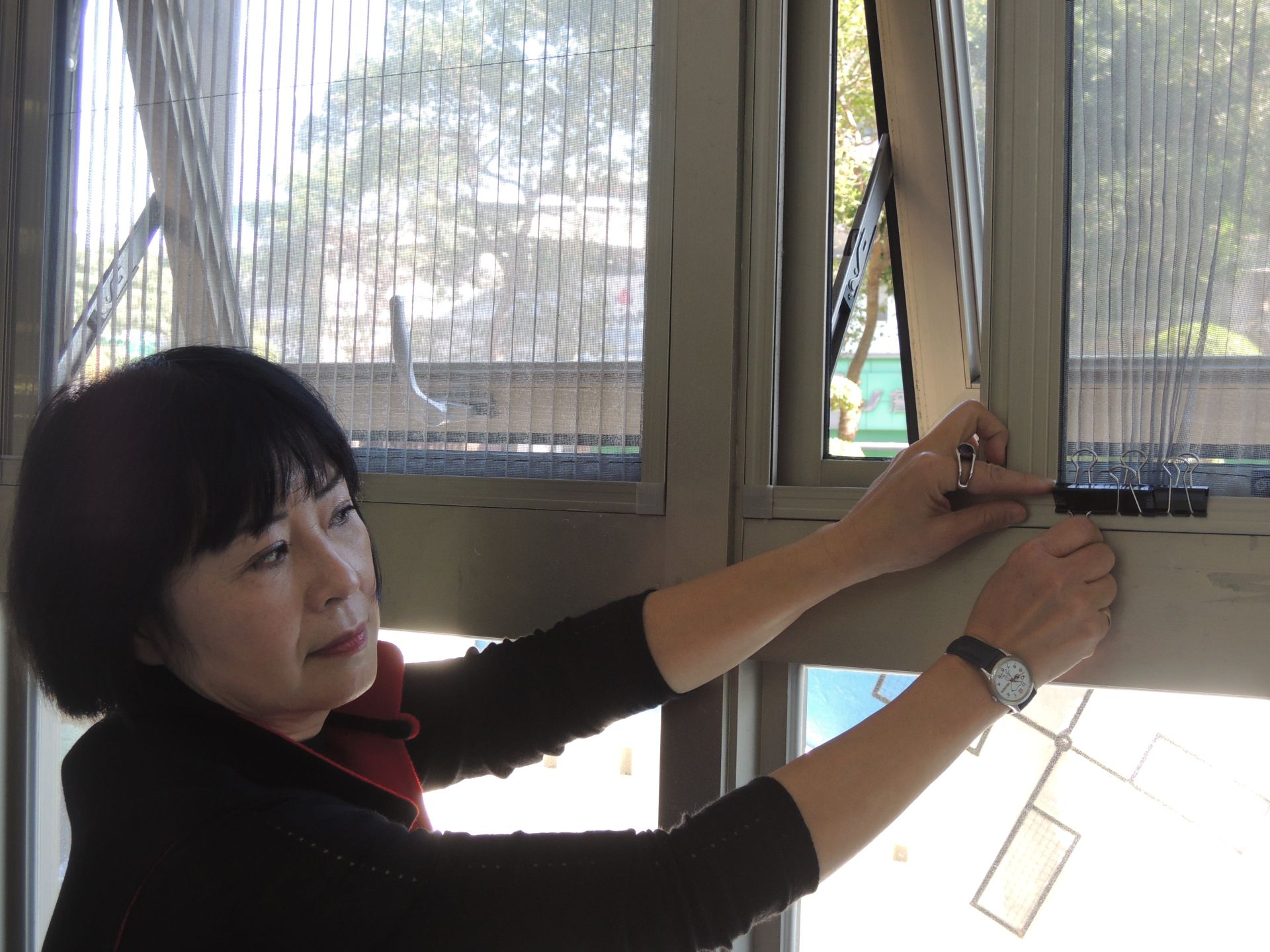 林月琴執行長提醒家長可用居家物品防止窗戶開啟,避免發生孩子墜樓危機 林月琴執行長提醒家長可用居家物品防止窗戶開啟,避免發生孩子墜樓危機